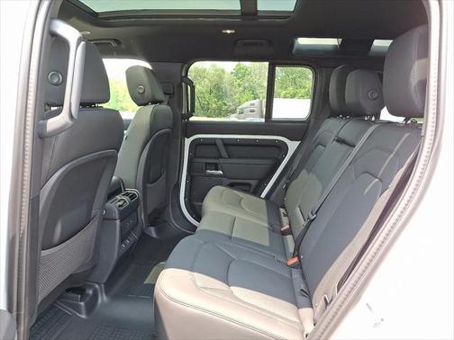 2025 Land Rover Defender 110 P400 X-Dynamic SE