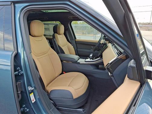 Giola Green Metallic 2026 Land Rover Range Rover Sport SE