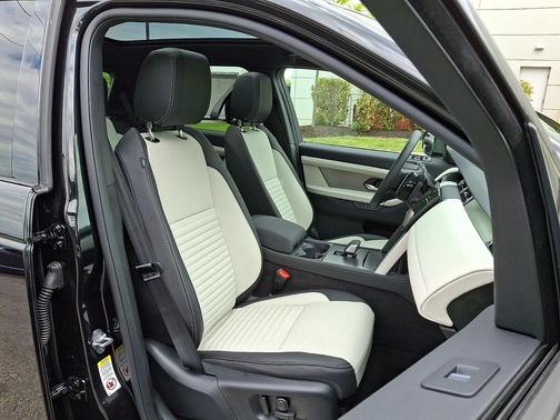Santorini Black Metallic 2026 Land Rover Discovery Sport Landmark