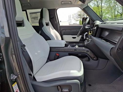 2025 Land Rover Defender P635 OCTA Edition One