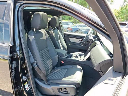 Santorini Black Metallic 2026 Land Rover Discovery Sport Landmark