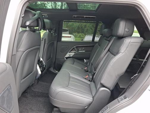 Fuji White 2026 Land Rover Range Rover P400 SE 7 Seat