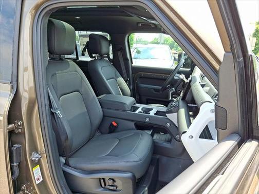 2025 Land Rover Defender 110 P400 X-Dynamic SE