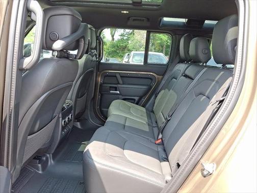 2025 Land Rover Defender 110 P400 X-Dynamic SE