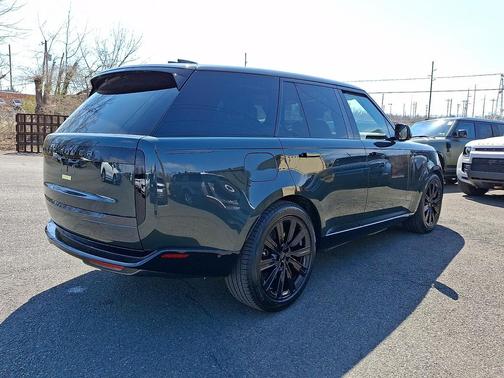 British Racing Green SV Bespoke Ultra Met Gloss - 1DQ 2026 Land Rover Range Rover P550e SE