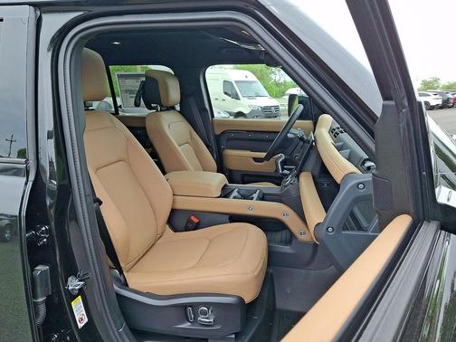 Santorini Black Metallic 2026 Land Rover Defender P400 X-Dynamic SE
