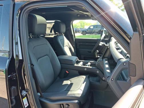Santorini Black Metallic 2026 Land Rover Defender P400 X-Dynamic SE