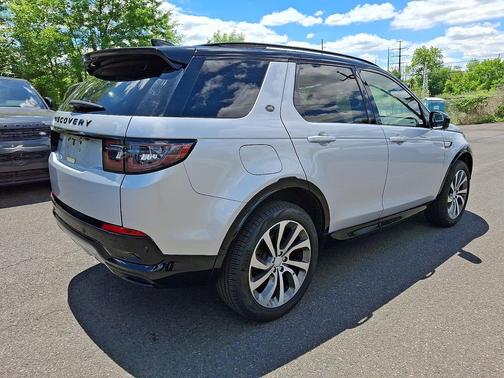 Fuji White - 1AA 2025 Land Rover Discovery Sport Dynamic SE