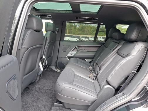 2025 Land Rover Range Rover P400 SE 7 Seat