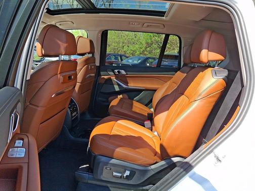 Alpine White 2024 BMW X7 xDrive40i