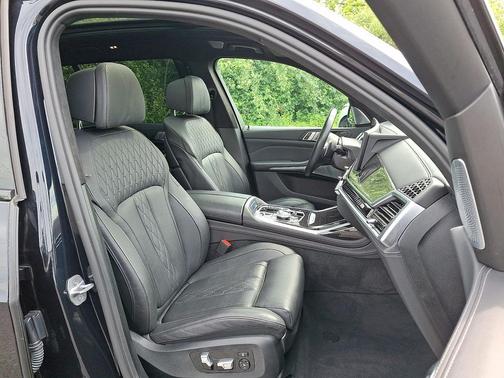 Carbon Black Metallic 2023 BMW X7 M60i