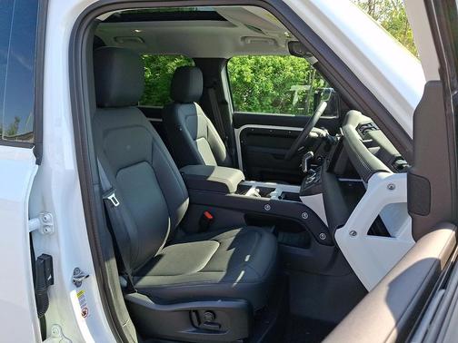 Fuji White 2025 Land Rover Defender 110 P300