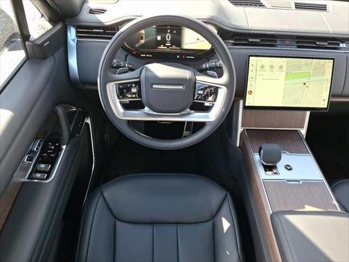2025 Land Rover Range Rover P550e SE