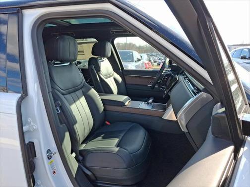 2025 Land Rover Range Rover P550e SE
