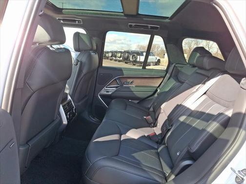 2025 Land Rover Range Rover P550e SE