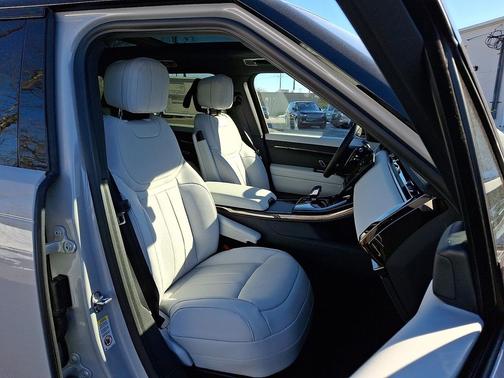2026 Land Rover Range Rover Sport SE