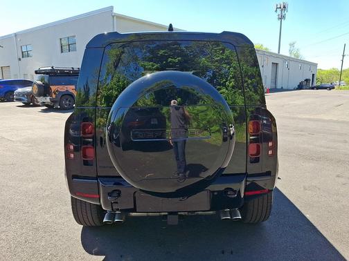Santorini Black Metallic - 1AG 2025 Land Rover Defender 110 P500 X-Dynamic SE