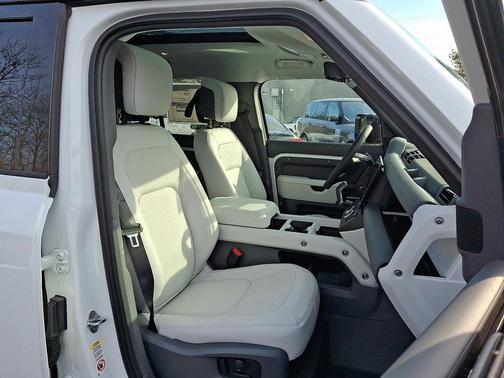 2026 Land Rover Defender X-Dynamic SE