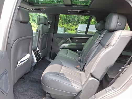 2025 Land Rover Range Rover P530 SE 7 Seat