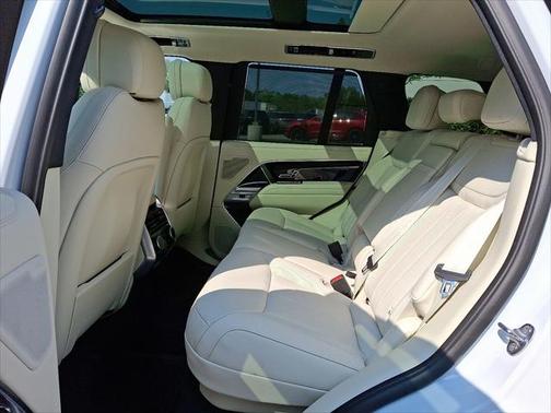 2025 Land Rover Range Rover P550e SE