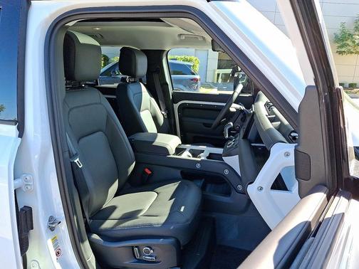 2025 Land Rover Defender 130 P400 X-Dynamic SE
