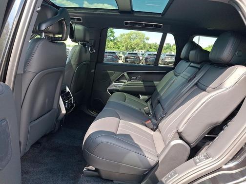 Santorini Black Metallic 2026 Land Rover Range Rover P400 SE 7 Seat