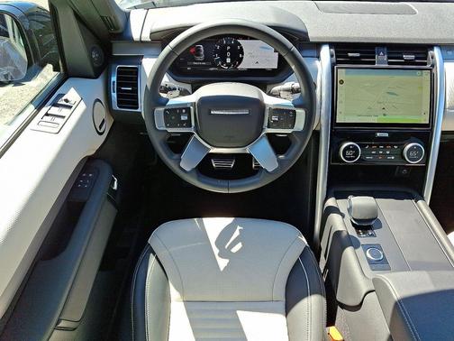 2024 Land Rover Discovery P300 Dynamic SE