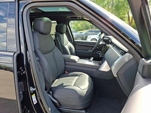 2025 Land Rover Range Rover P550e SE