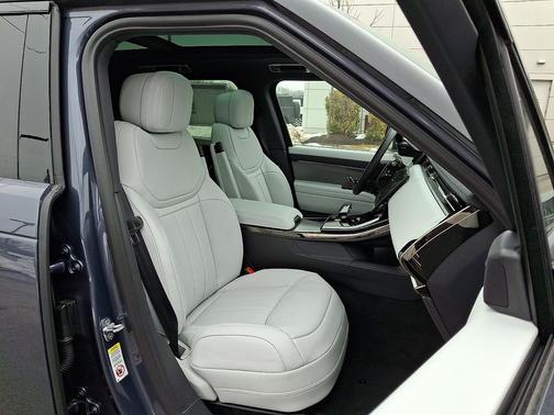 2026 Land Rover Range Rover Sport SE
