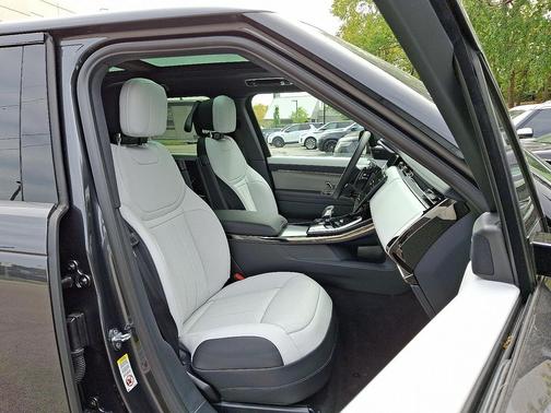 2025 Land Rover Range Rover Sport SE