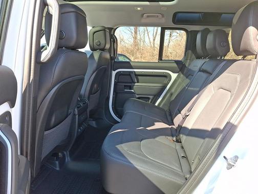 2025 Land Rover Defender 110 P300