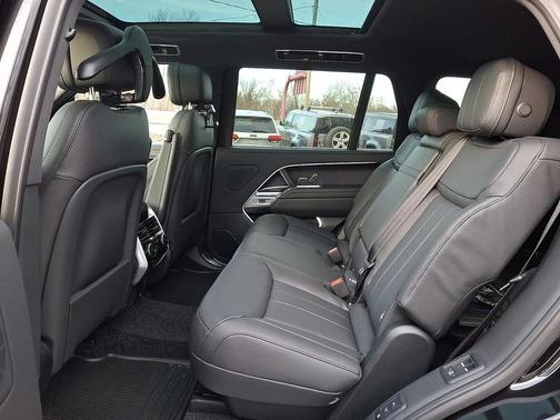 2026 Land Rover Range Rover P400 SE 7 Seat