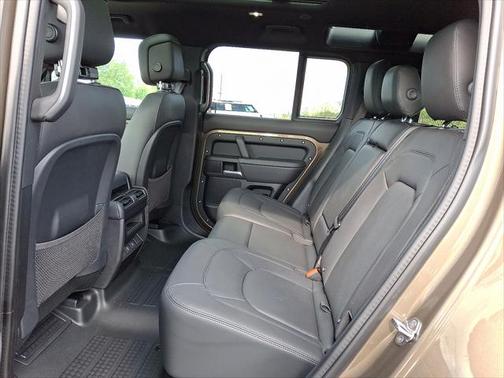 2025 Land Rover Defender 110 P300