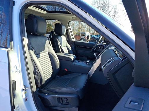 2024 Land Rover Discovery P300 S