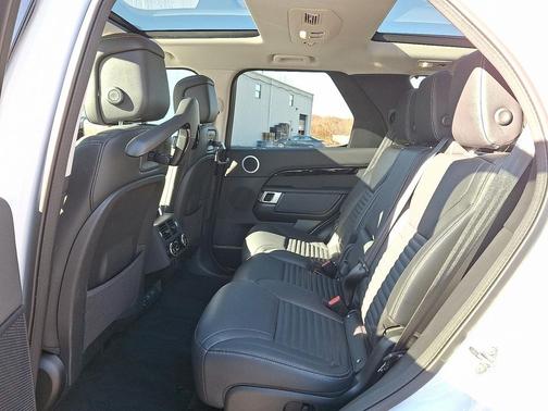 2024 Land Rover Discovery P300 S