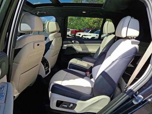 2022 BMW X7 M50i