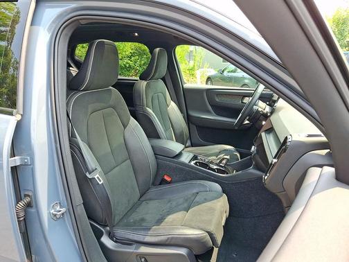 Bursting Blue Metallic 2020 Volvo XC40 T5 R-Design