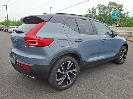 Bursting Blue Metallic 2020 Volvo XC40 T5 R-Design