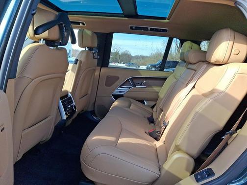 2026 Land Rover Range Rover P400 SE 7 Seat