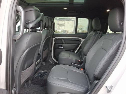 2026 Land Rover Defender P400 X-Dynamic SE