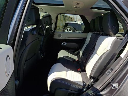 Carpathian Grey Premium Metallic - 1AU 2026 Land Rover Discovery Tempest Edition