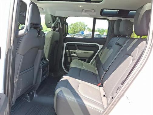 2025 Land Rover Defender 110 P300