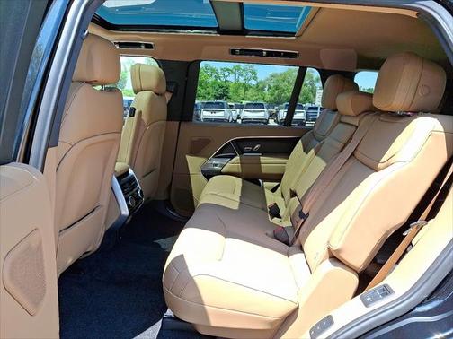 2025 Land Rover Range Rover P400 SE 7 Seat