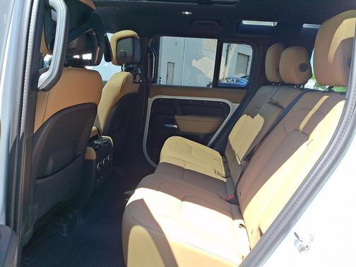 Fuji White 2025 Land Rover Defender 110 P500 X-Dynamic SE