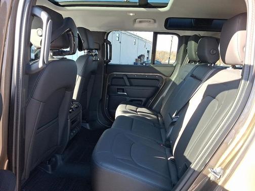 2025 Land Rover Defender 110 P400 S