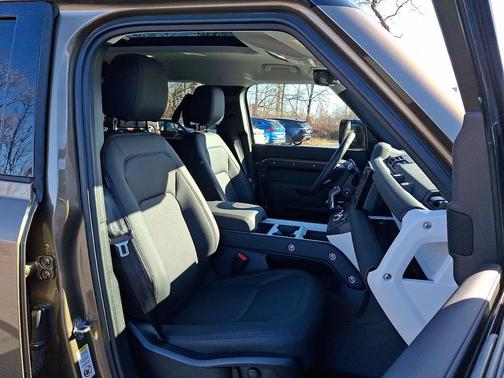 2025 Land Rover Defender 110 P400 S