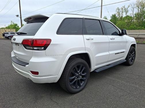 Bright White Clearcoat 2022 Jeep Grand Cherokee Laredo