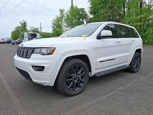 Bright White Clearcoat 2022 Jeep Grand Cherokee Laredo