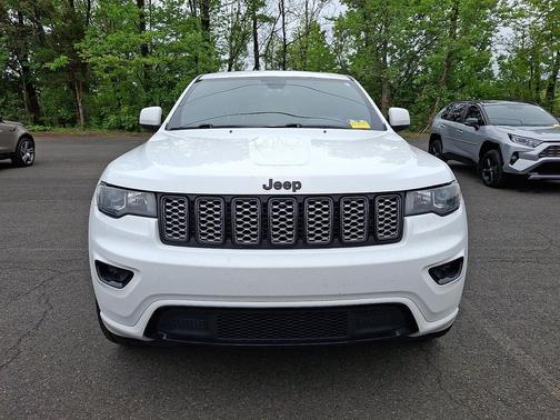 Bright White Clearcoat 2022 Jeep Grand Cherokee Laredo