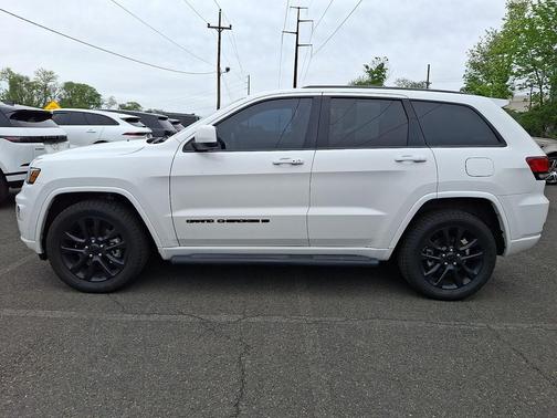 Bright White Clearcoat 2022 Jeep Grand Cherokee Laredo